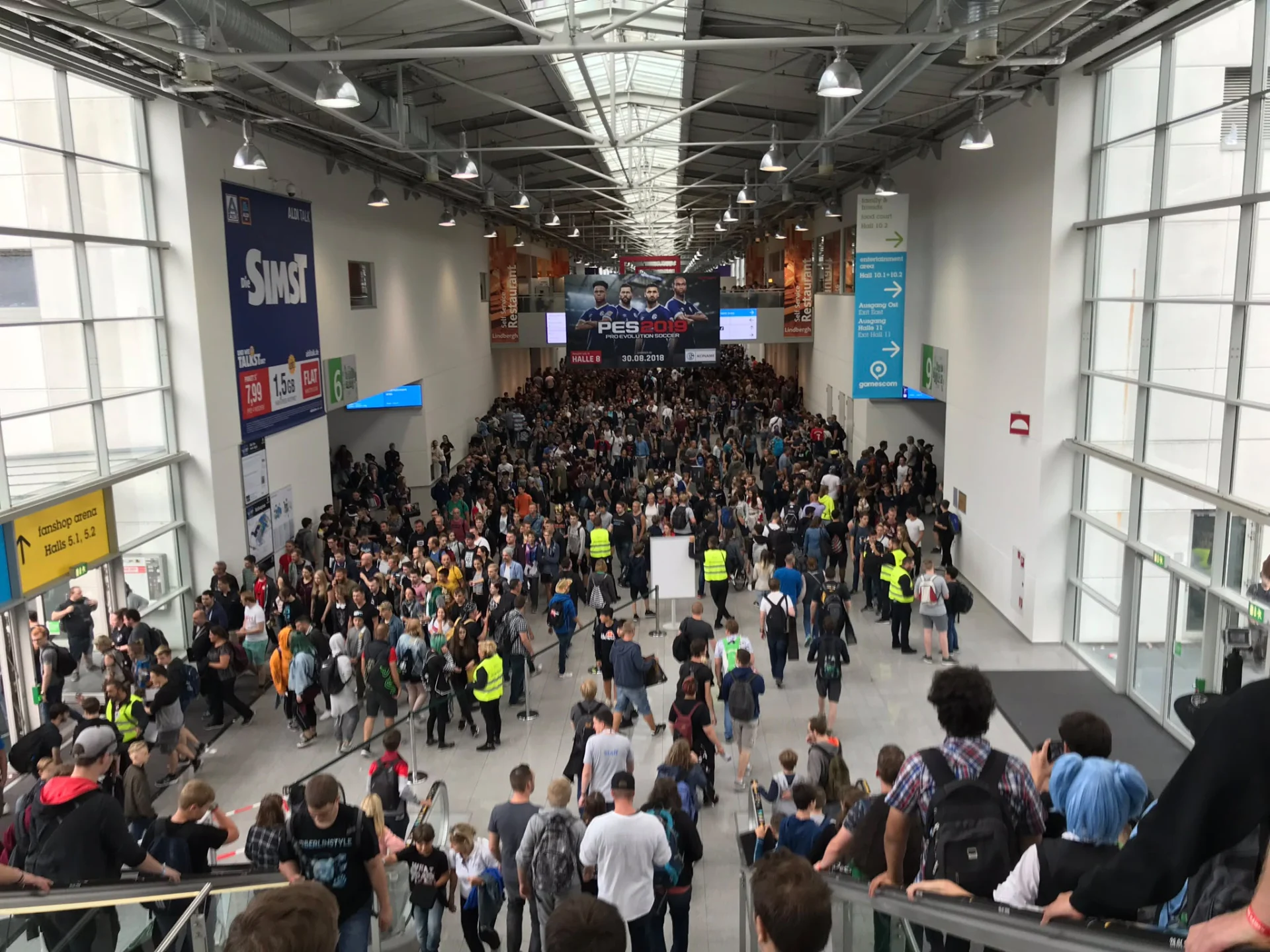A busy Gamescom corridor